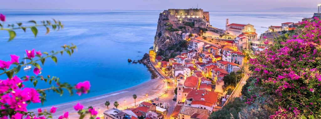 scilla-italia-sulla-costa-mediterranea-al-crepuscolo